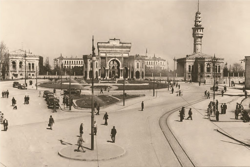 8- Beyazıt Meydanı’nın 1940’lardaki görünüşü. Haydar Bey Havuzu ve çevresinde tramvay yolu yerli yerinde. Hafızalardaki meydanı bütün karakteristik yönleriyle yansıtan bir fotoğraf